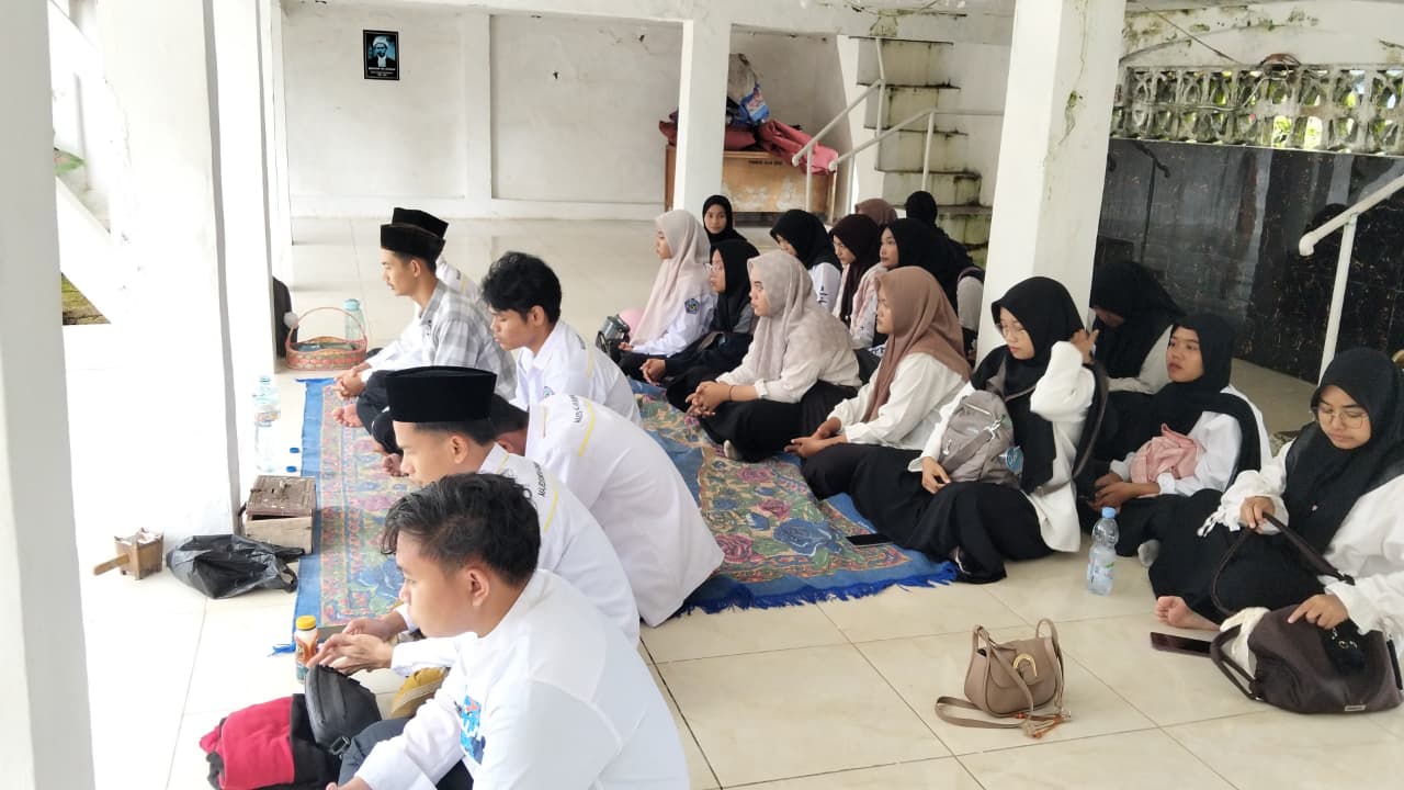 Gelorakan Spirit Pahlawan! Majelis Ilmu Al-Khairiyah Ziarahi Makam Brigjen KH Syam’un dan Terima Pembinaan Eksklusif